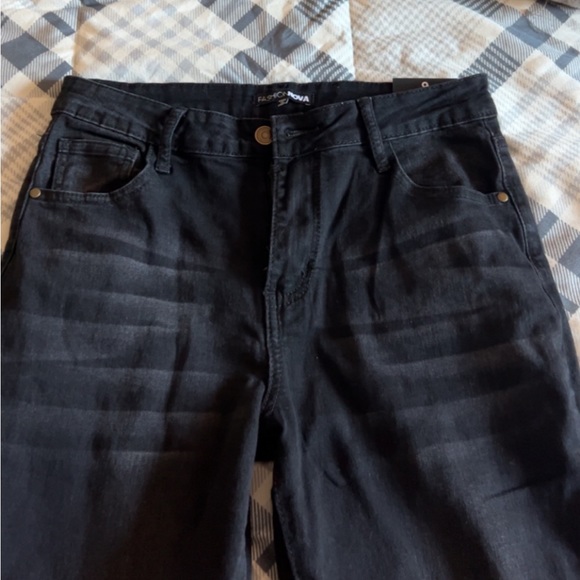 Fashion Nova Jeans, size 9. - Picture 2 of 3